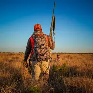 chasseur dans le ciel bleu