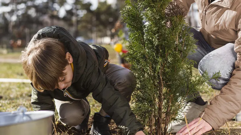 Allier : Enfants et chasseurs s’entraident pour la plantation d’une haie de 600 mètres