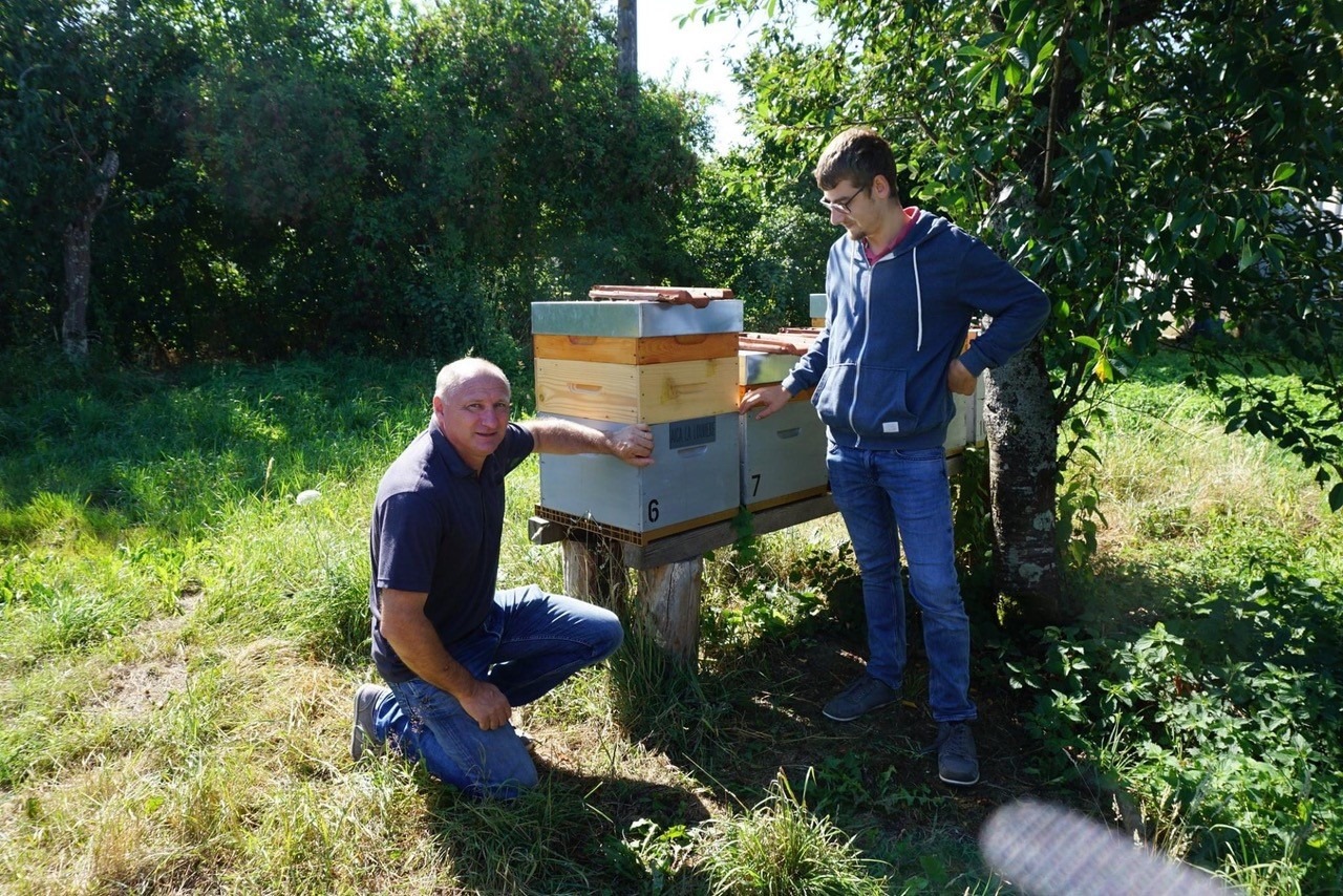 Une association de chasse (AICA) offre 4 ruches à un jeune apiculteur