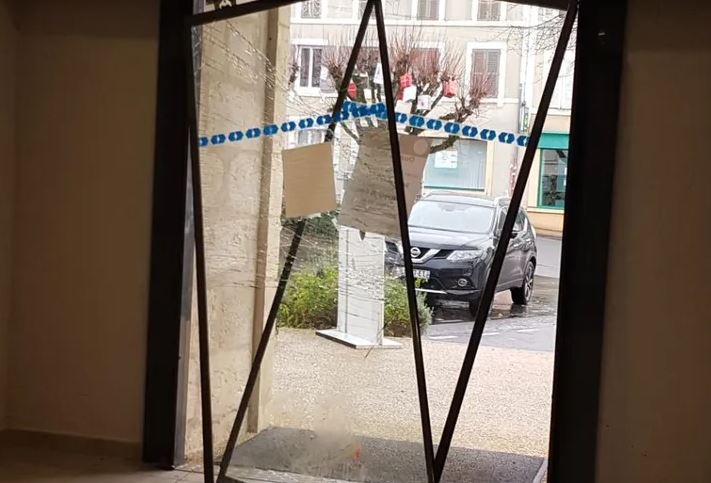 Des sangliers pénètrent de force dans une mairie !