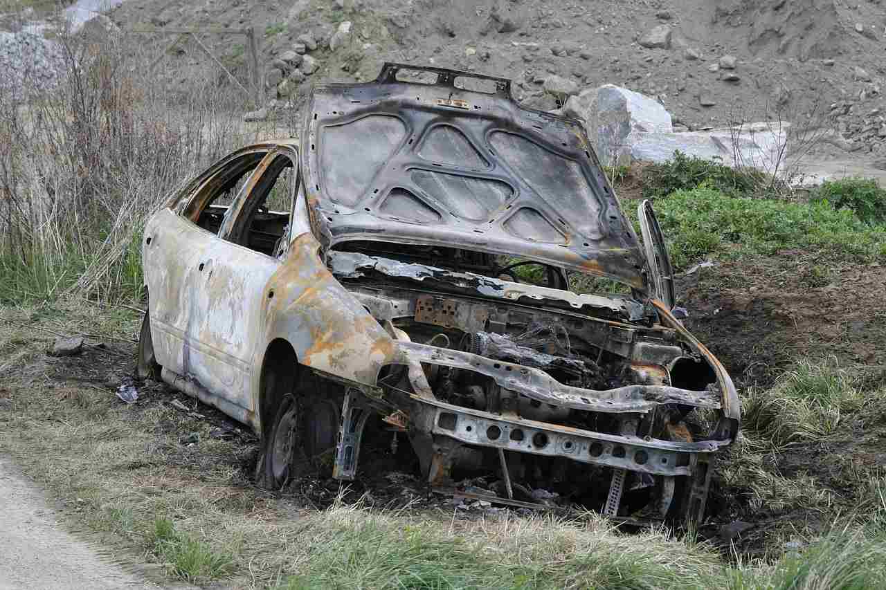 La porte d’une cabane de chasse défoncée par une voiture bélier dans l’Aisne