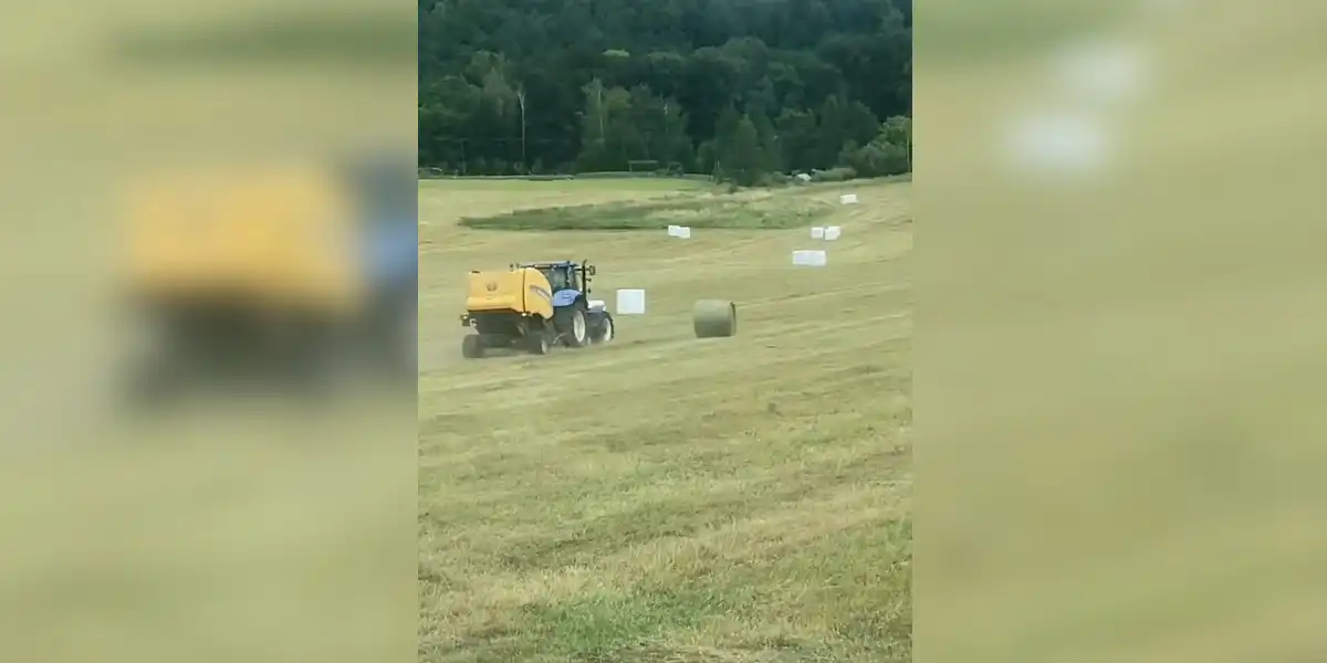 tracteur et boule de foin