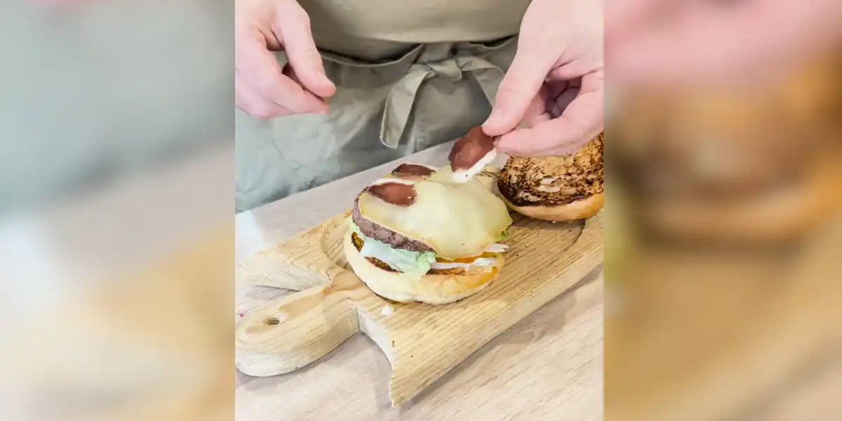 [Vidéo] Régalez tout le monde avec cette excellente recette de hamburger de cerf