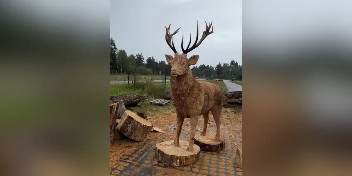 sculpture de cerf en bois