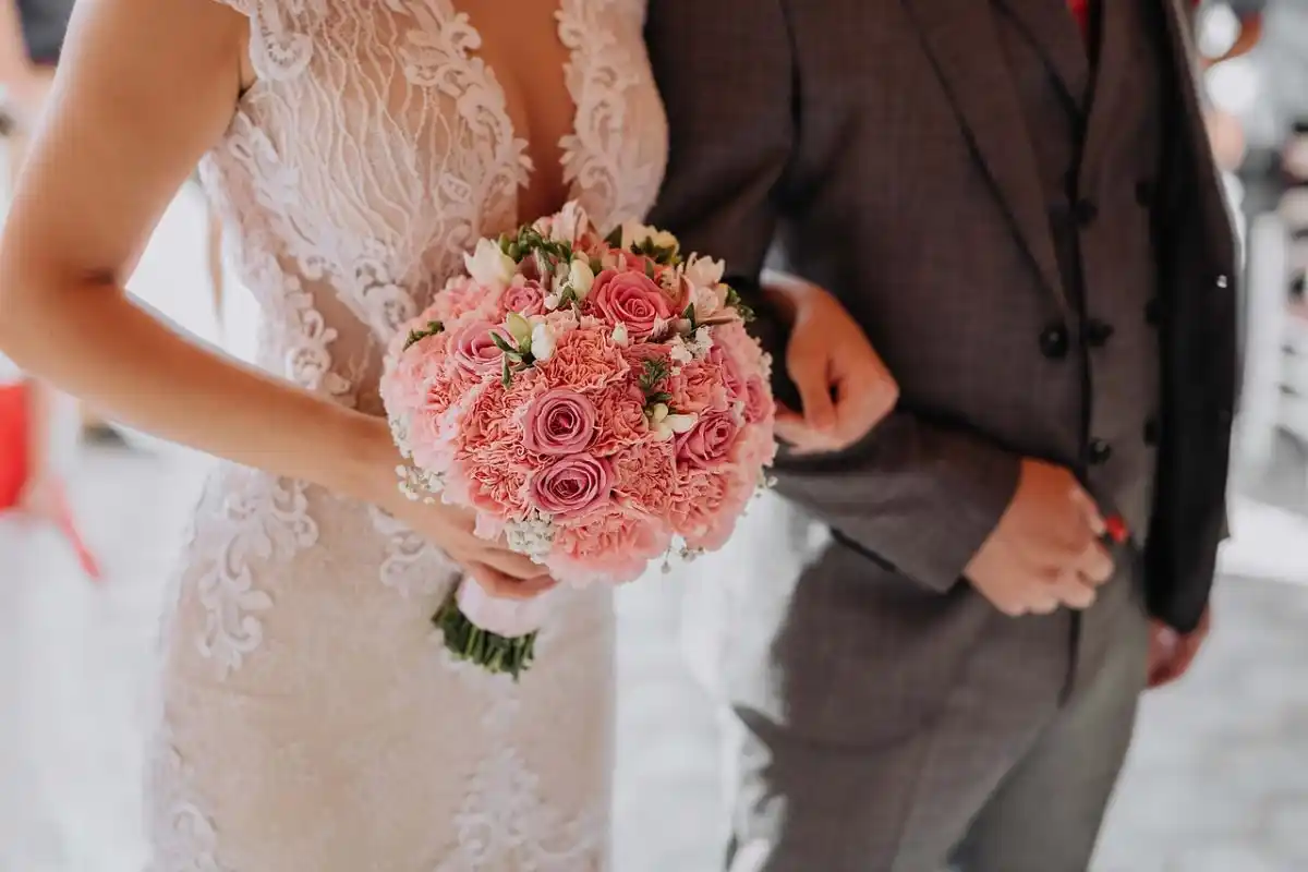 Après avoir imposé un repas vegan à leur mariage, un couple s’effondre quand les invités commandent des pizzas