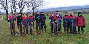 Les chasseurs du Doubs encadrent la plantation de 400 arbres avec des lycéens