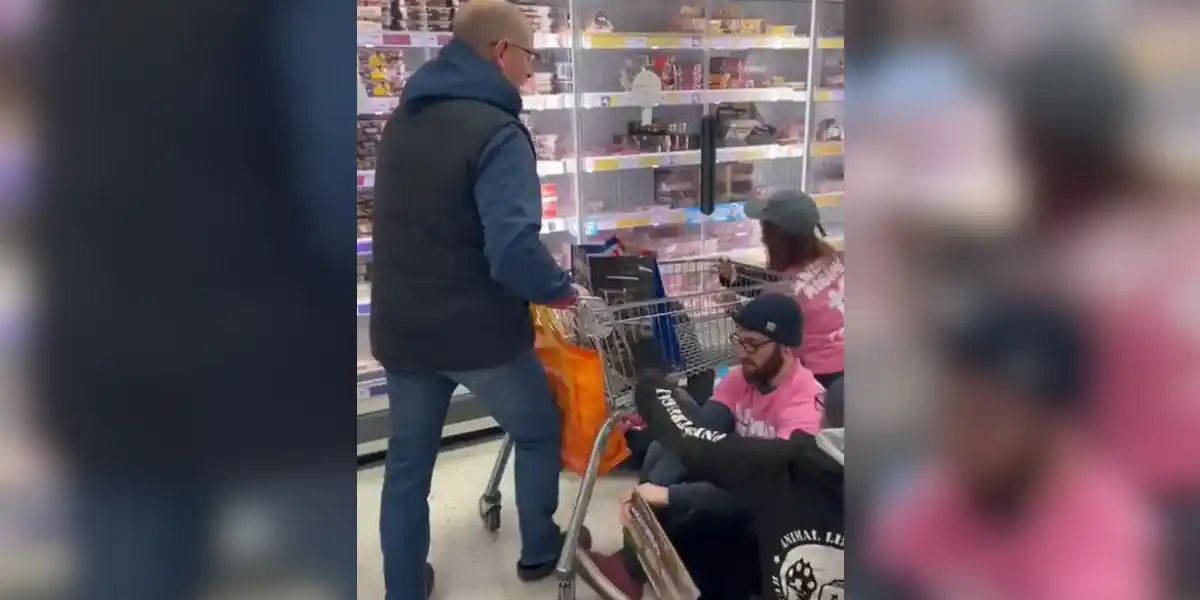 [Vidéo] Des activistes vegans refusent de laisser circuler les clients dans un supermarché