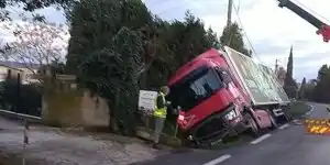 camion dans le fossé dans le gard